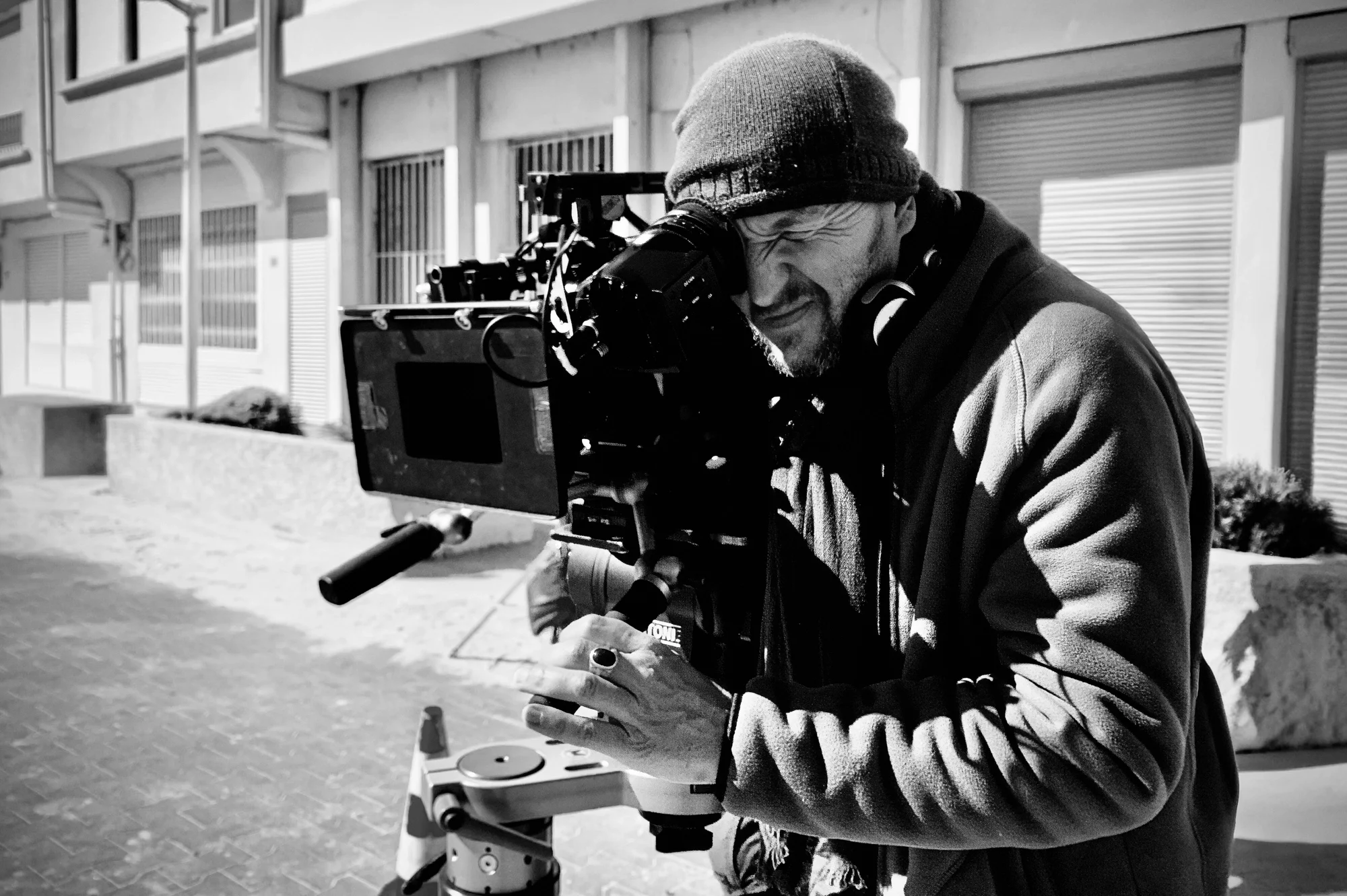 Portrait of Cédric Derlyn working behind the camera on set